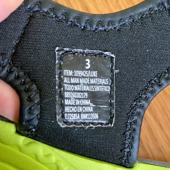 Boy’s size 3 Khombu black and green sandals with adjustable Velcro straps - Picture 7 of 7